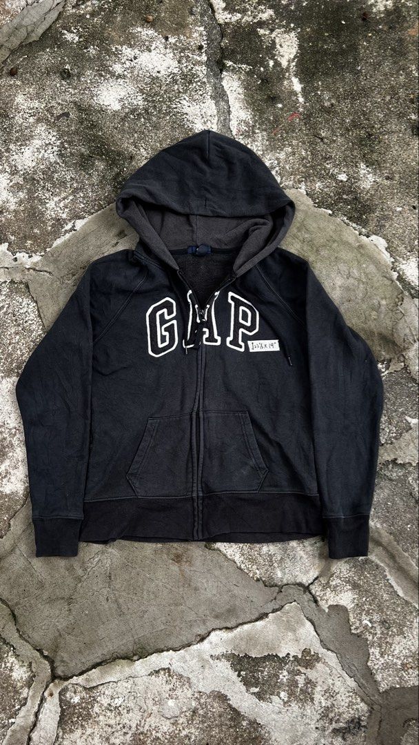 GAP JACKET (Category: Coats, Jackets and Outerwear) located in Ayer Itam. Submitted by jamieislovely (Listing ID 1452650442, Image 1). Description: 23 length Pit 19.