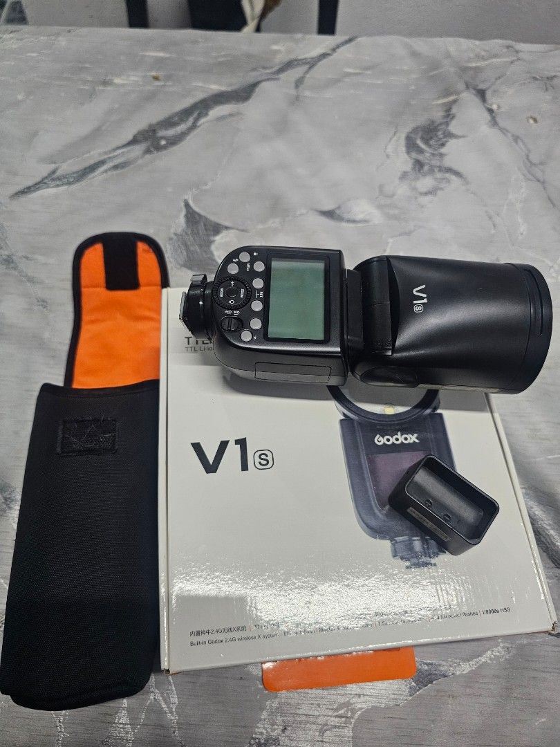 Godox V1S TTL On-Camera Speedlite Flash for Sony (Category: Flashes) located in Quezon City. Submitted by jerome2929 (Listing ID 1452620257, Image 2). Description: - Godox V1S Camera Flash - TTL Compatible - Includes Original Box - Comes with Protective Pouch - Battery Adapter Included - Ideal for all photography needs.