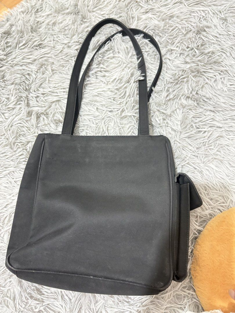 Guess shoulder bag (Category: Shoulder Bags) located in Imus. Submitted by victorious28 (Listing ID 1452668029, Image 3). Description: Preloved See pictures fot flaws: it’s barely noticeable .