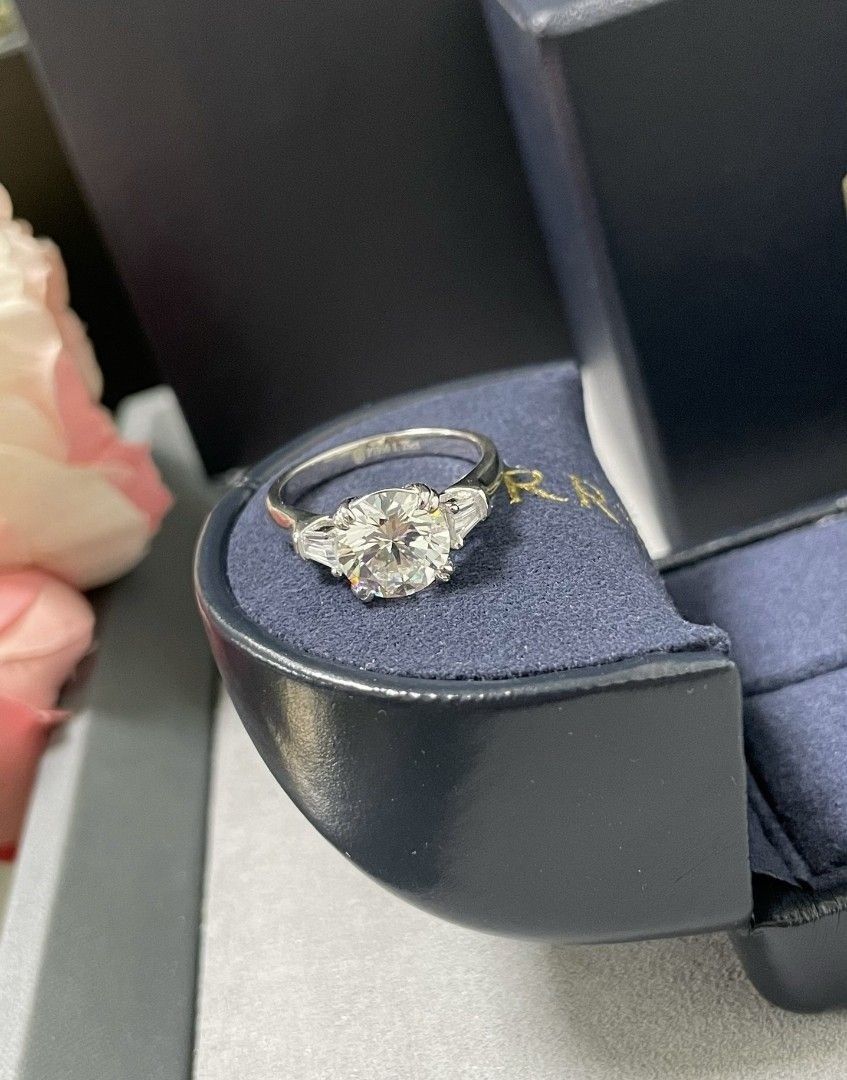 Harry Winston 戒指 （分類：戒指）位於 Hong Kong。 由 beauty2026 提交（商品編號 1452540690，圖片 3）。簡介： 附有原裝包裝盒、防塵袋和拭布。非常適合日常佩戴或作為禮物。。