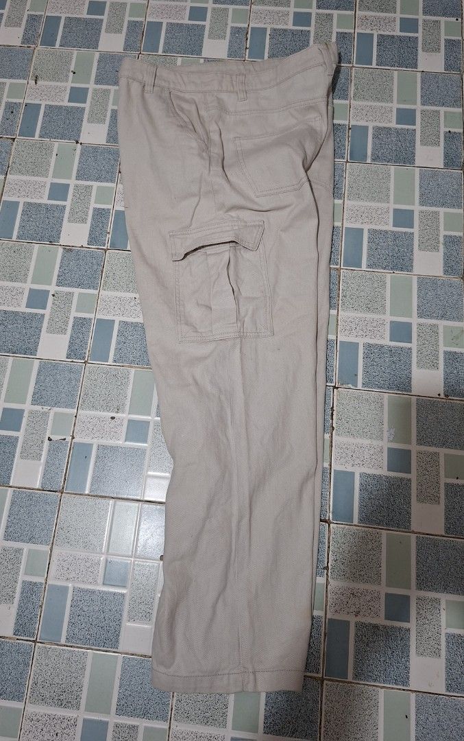 H&M Divided Beige Cargo Pants Wide Leg (Category: Jeans) located in Lapu Lapu. Submitted by margaux099 (Listing ID 1452666751, Image 2). Description: - H&M Divided beige cargo pants - Wide leg fit - Multiple functional pockets - Comfortable material for everyday wear - Perfect for a casual outfit .