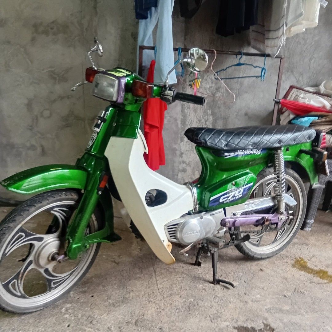 Honda c70 (Category: Motorbikes for Sale) located in Manila. Submitted by sarahlopez8117 (Listing ID 1452570931, Image 2). Description: Honda c70 (runing) Almost done restoration kayo na mag tuloy All stock complete parts gana ilaw busina pati fuel gage.