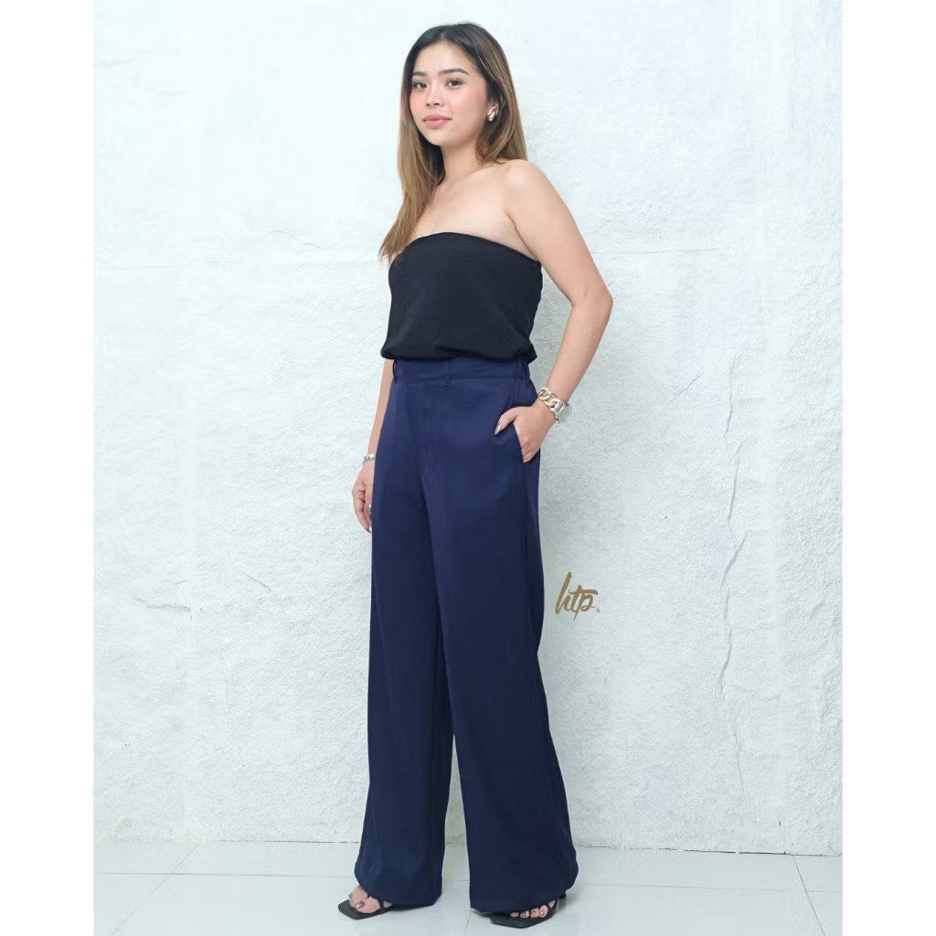 HTP Classic Pocket Pants for Women (Category: Other Bottoms) located in San Fernando. Submitted by admmr (Listing ID 1452696199, Image 2). Description: Beige, Navy Blue, Sage ML size Worn a few times nung early postpartum. Di ko na kasya now. Take all for 1,000php.