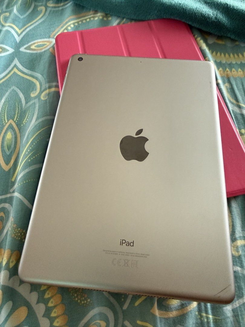 iPad 6th gen 128gb silver gray (Category: iPad) located in Makati City. Submitted by suzette_1221 (Listing ID 1452576441, Image 2). Description: Slightly used for school tasks. Ipad unit only. .