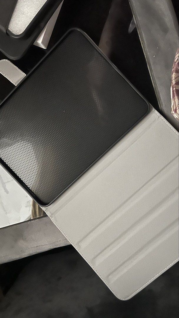 ipad cass (Category: Cases & Covers) located in Baling. Submitted by rabiatulzhohir (Listing ID 1452585802, Image 2). Description: condition 10/10 pos sm rm8 ipad 10.