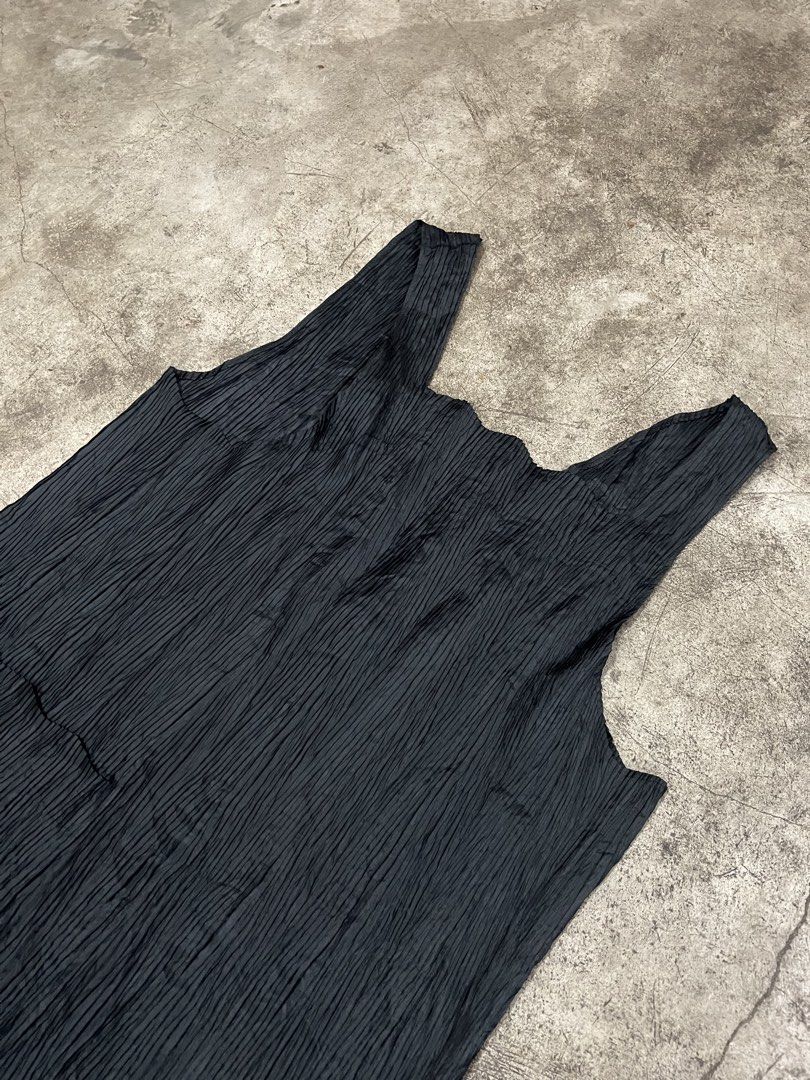 Issey Miyake Pleats Please Black Apron (Category: Dresses) located in Naga. Submitted by nowhere_archive_shop (Listing ID 1452644097, Image 2). Description: Issey Miyake Pleats Please Apron Signature pleats. Textured fabric. Measurements on photos Good Condition Some pinholes Sign Of Usage DM.