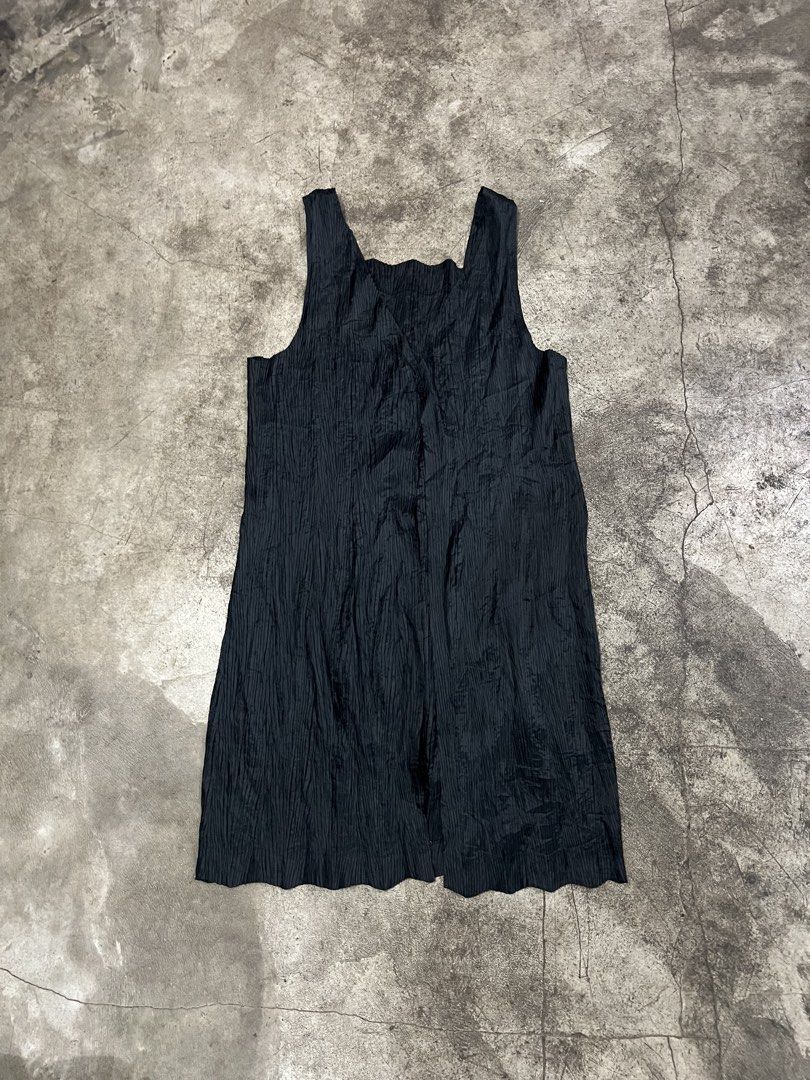 Issey Miyake Pleats Please Black Apron (Category: Dresses) located in Naga. Submitted by nowhere_archive_shop (Listing ID 1452644097, Image 3). Description: Issey Miyake Pleats Please Apron Signature pleats. Textured fabric. Measurements on photos Good Condition Some pinholes Sign Of Usage DM.