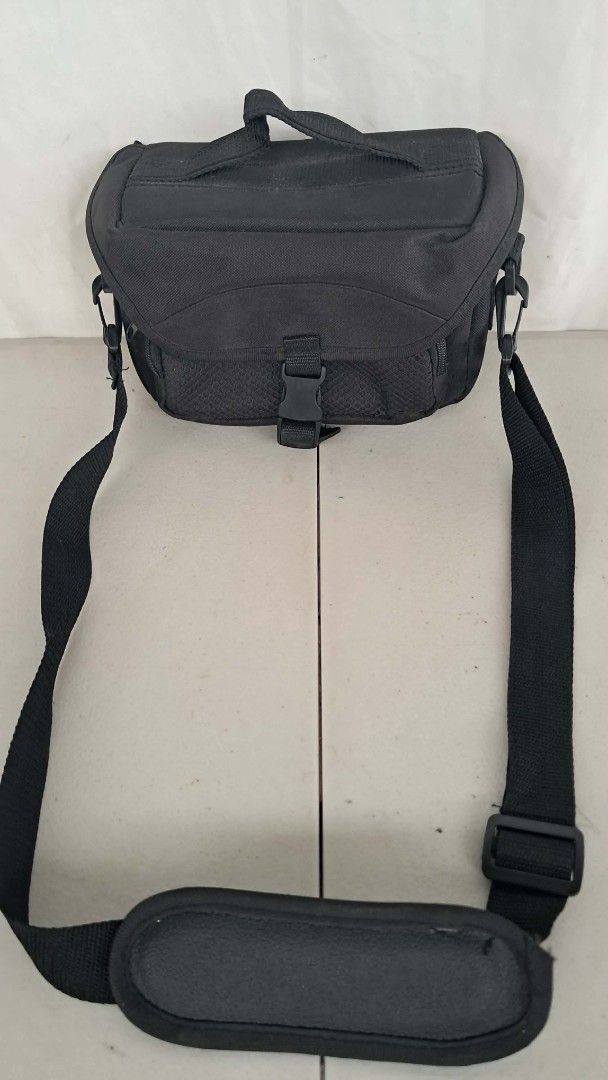 Japan Unbranded Black Camera Sling Bag (Category: Cross-body Bags) located in Bulacan. Submitted by amarijapansurplus (Listing ID 1452606495, Image 2). Description: 📌as is 📌WYSIWYG 📌First to pay basis 📌Auto pass sa COD iwas scam sa part ko 📌MOP: GCASH 📌MOD: Pick-up, Lalamove (motorcycle) or J&T/Flash Express/SPX Express 📌Return and Exchange Store Policy, Strictly No Refund 📌Loc. Panginay, Balagtas, Bulacan 🇯🇵AMARI Japan Surplus🇯🇵.