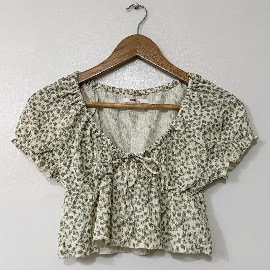 Just G Green Floral Crop Top (Category: Others Tops) located in Carmona. Submitted by g.declutter (Listing ID 1452537650, Image 1). Description: - Size S - Measurements (laid flat) W: 12” + (stretchable) L: 13.5” - Hook closing Location: Carmona, Cavite Mode of Payment: BPI (via QR) or Maribank Mode of Delivery: J&T or Lalamove (COD delivery fee).