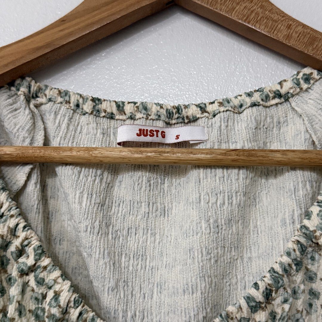 Just G Green Floral Crop Top (Category: Others Tops) located in Carmona. Submitted by g.declutter (Listing ID 1452537650, Image 3). Description: - Size S - Measurements (laid flat) W: 12” + (stretchable) L: 13.5” - Hook closing Location: Carmona, Cavite Mode of Payment: BPI (via QR) or Maribank Mode of Delivery: J&T or Lalamove (COD delivery fee).