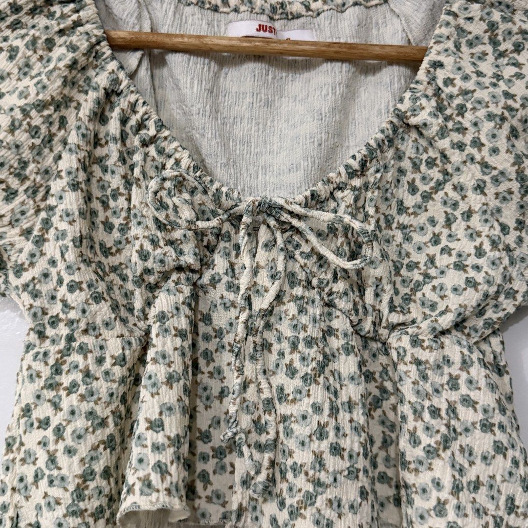 Just G Green Floral Crop Top (Category: Others Tops) located in Carmona. Submitted by g.declutter (Listing ID 1452537650, Image 2). Description: - Size S - Measurements (laid flat) W: 12” + (stretchable) L: 13.5” - Hook closing Location: Carmona, Cavite Mode of Payment: BPI (via QR) or Maribank Mode of Delivery: J&T or Lalamove (COD delivery fee).