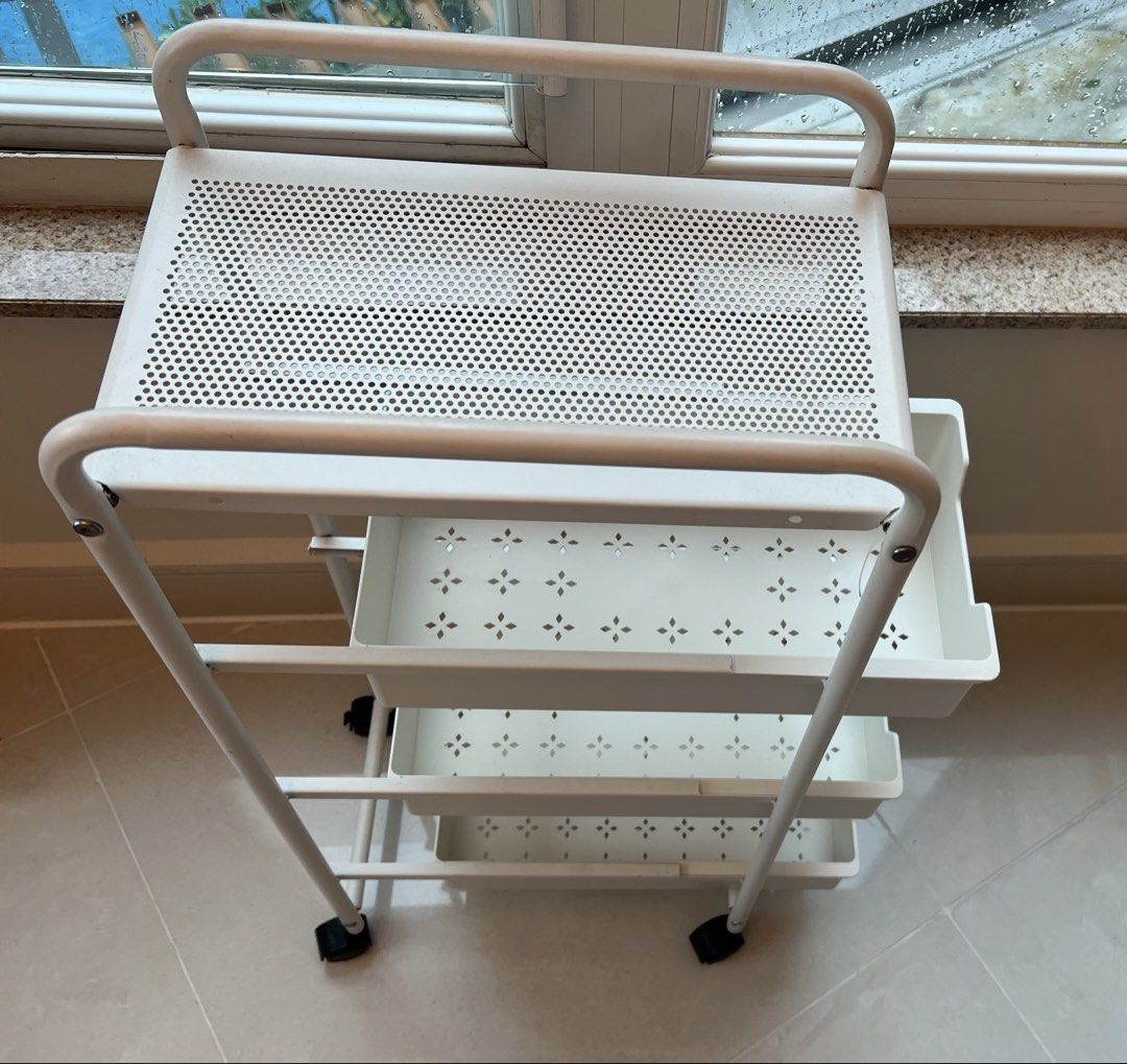Kitchen Rack （分類：櫃子、組合櫃及置物架）位於 Hong Kong。 由 nancy2301 提交（商品編號 1452550488，圖片 1）。簡介： Metal kitchen organiser in very good condition with wheels.。