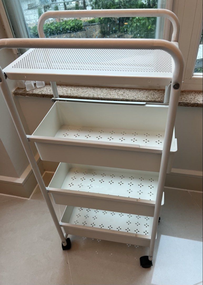 Kitchen Rack （分類：櫃子、組合櫃及置物架）位於 Hong Kong。 由 nancy2301 提交（商品編號 1452550488，圖片 3）。簡介： Metal kitchen organiser in very good condition with wheels.。