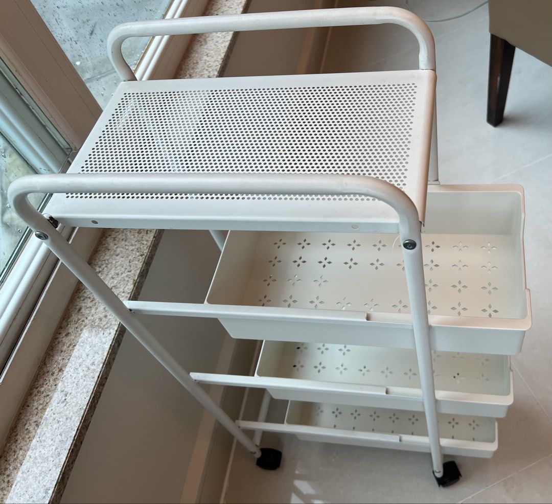 Kitchen Rack （分類：櫃子、組合櫃及置物架）位於 Hong Kong。 由 nancy2301 提交（商品編號 1452550488，圖片 2）。簡介： Metal kitchen organiser in very good condition with wheels.。