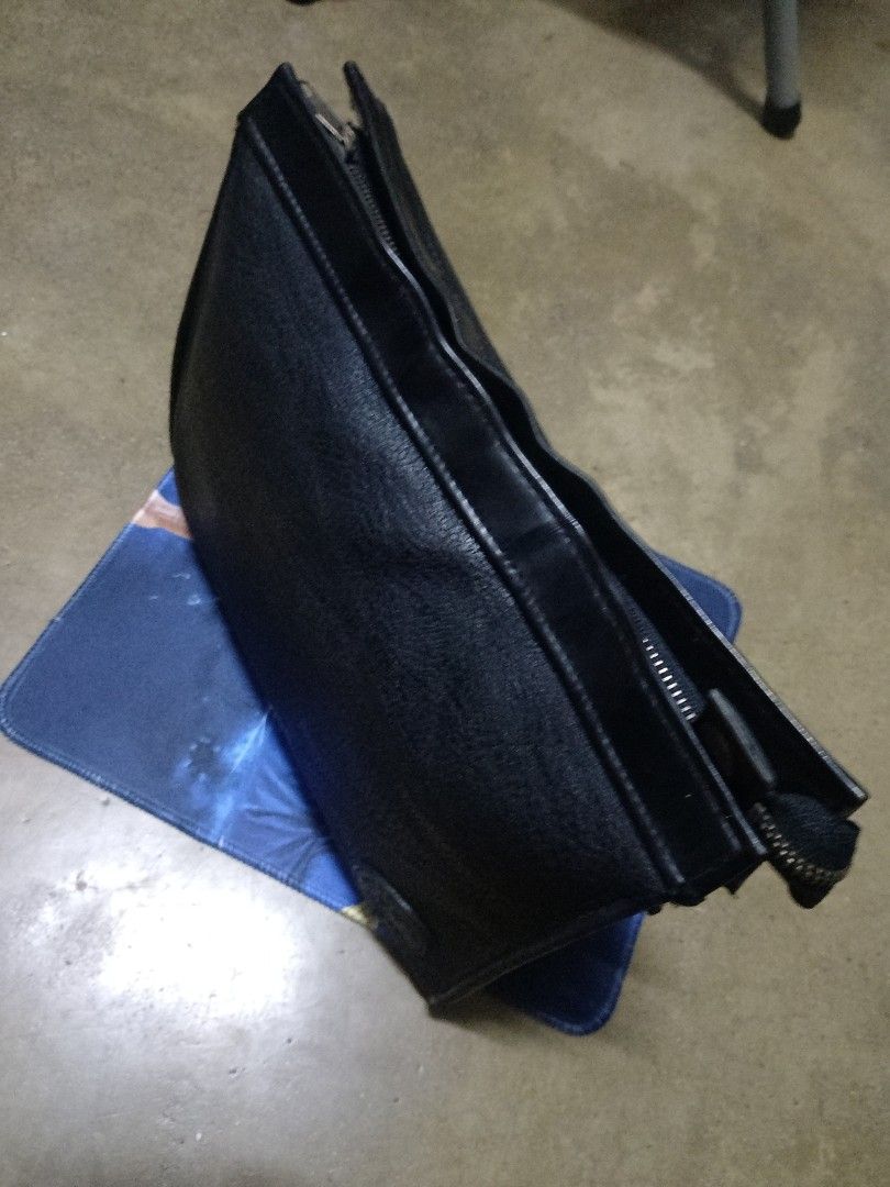 Leather clutch (Category: Belt bags, Clutches and Pouches) located in Taguig. Submitted by jca.collection (Listing ID 1452651002, Image 3). Description: Hang Ten clutch❗ Chrome Leather❗❗ 10x8 inches❗❗❗ 270 only ❗❗❗❗.