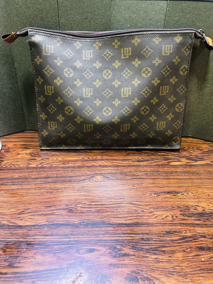 Leather pouch bag (Category: Community) located in Manila. Submitted by starbalesukandjapansurplus (Listing ID 1452517474, Image 3). Description: .