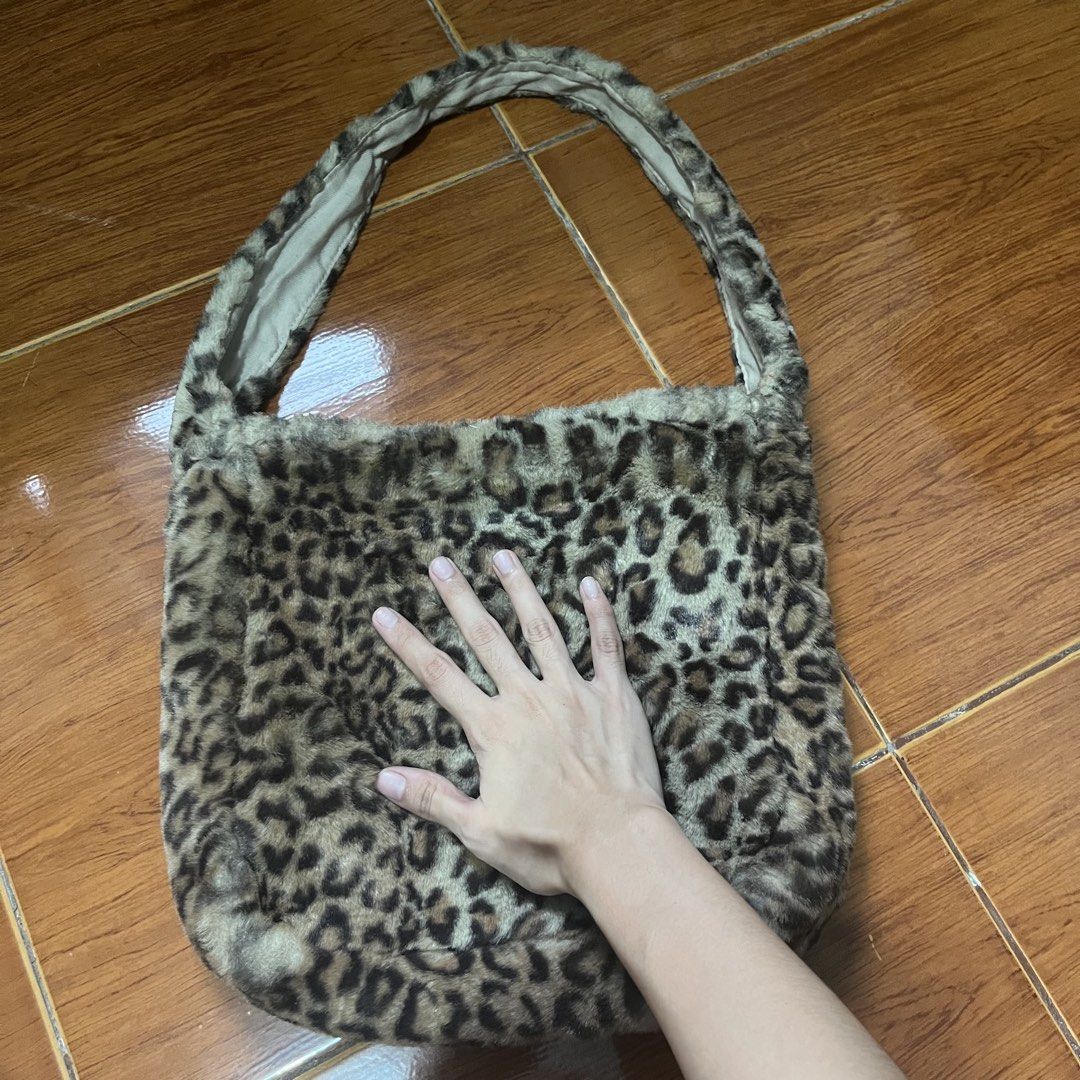 Leopard print bag (Category: Shoulder Bags) located in Abucay. Submitted by beabaduday777 (Listing ID 1452605808, Image 3). Description: issue: inner lining needs stitching .