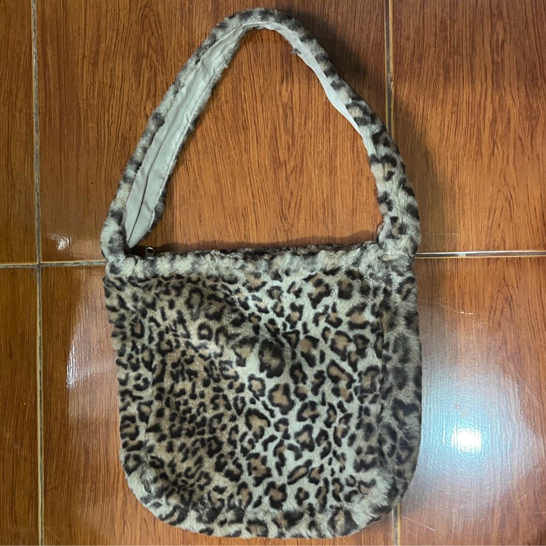 Leopard print bag (Category: Shoulder Bags) located in Abucay. Submitted by beabaduday777 (Listing ID 1452605808, Image 1). Description: issue: inner lining needs stitching .