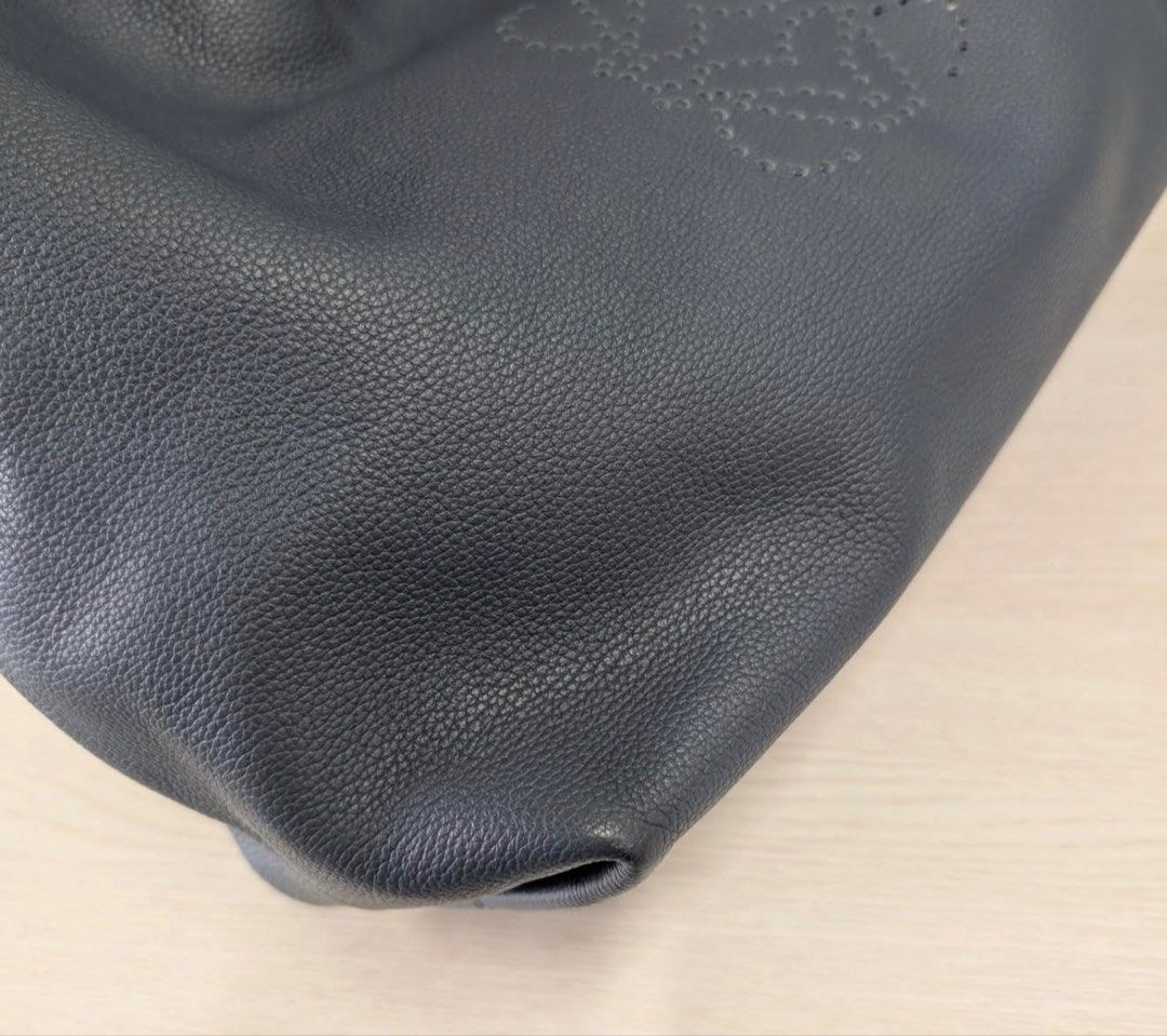 Hobo Bag Loe*e (Category: Luxury Bags & Wallets) located in Muntinlupa City. Submitted by clearnook (Listing ID 1452653875, Image 3). Description: RFS: decluttering. -Price is negotiable - Payment is via BDO only. .