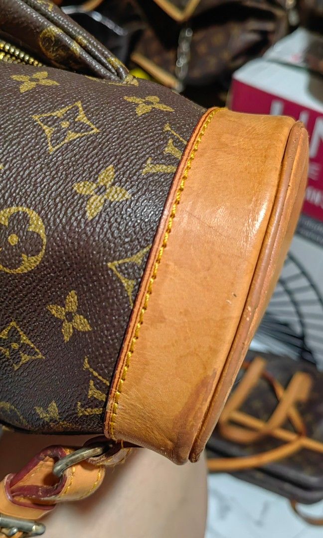 Lv Backpack Med size (Category: Backpacks) located in Bacolod City. Submitted by darriebags88 (Listing ID 1452603991, Image 3). Description: no cracks normal sign of wear like konting watermarks s vachetta coded.