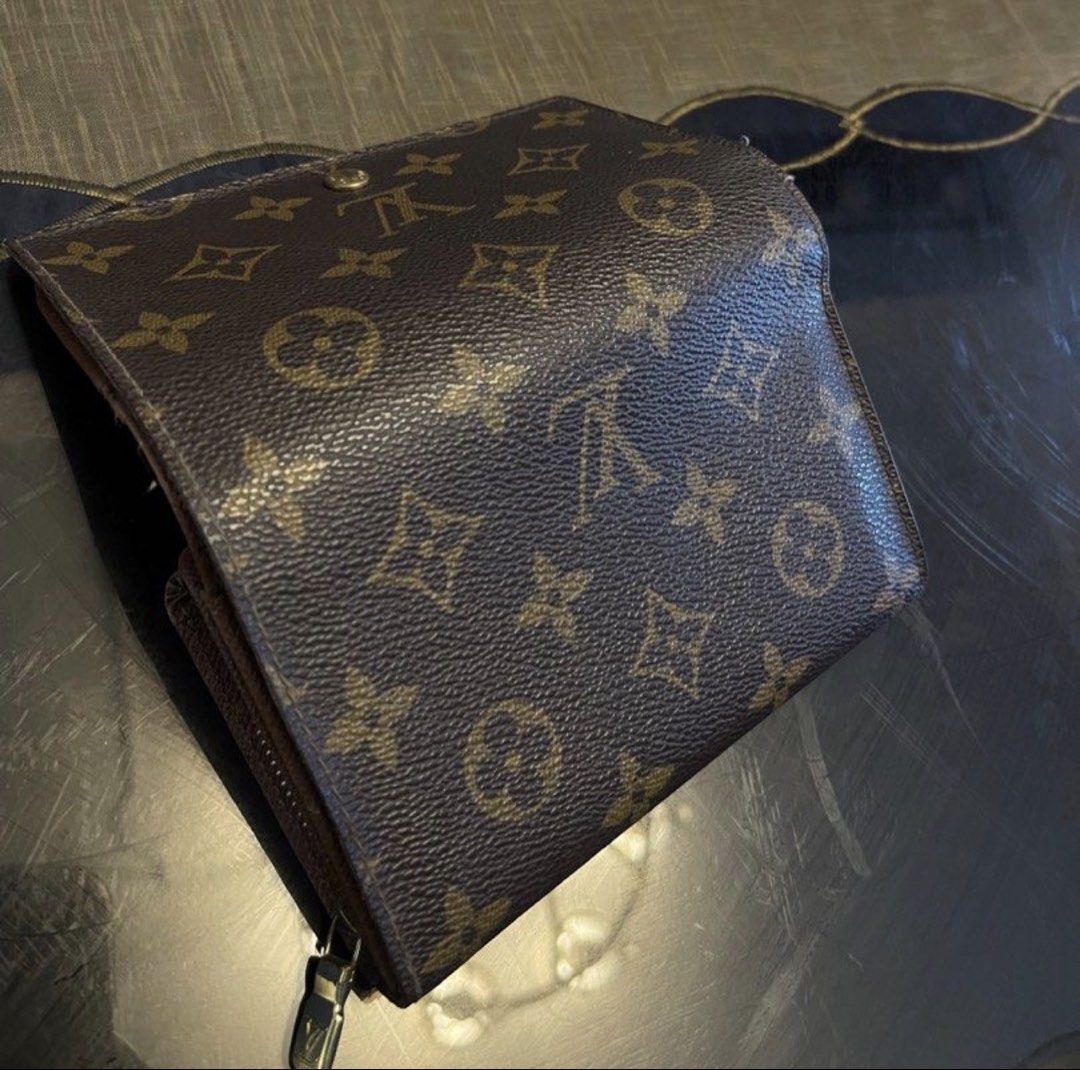 LV Wallet Zipper (Category: Wallets & Card holders) located in Cavite. Submitted by theluxurybyaalheebotique (Listing ID 1452627337, Image 2). Description: 🎌🎌2nd STREET Nagoya JAPAN🎌🎌 100% Authentic ‼️Sign of usage: see actual picture 👀Look closely to the image and make sure you are confirmed with the issue before minning. No return & No Refund Policy. Let’s not waste our TIME HERE. 🎞️All item shoot in uncleaned condition. Some dirt or dust