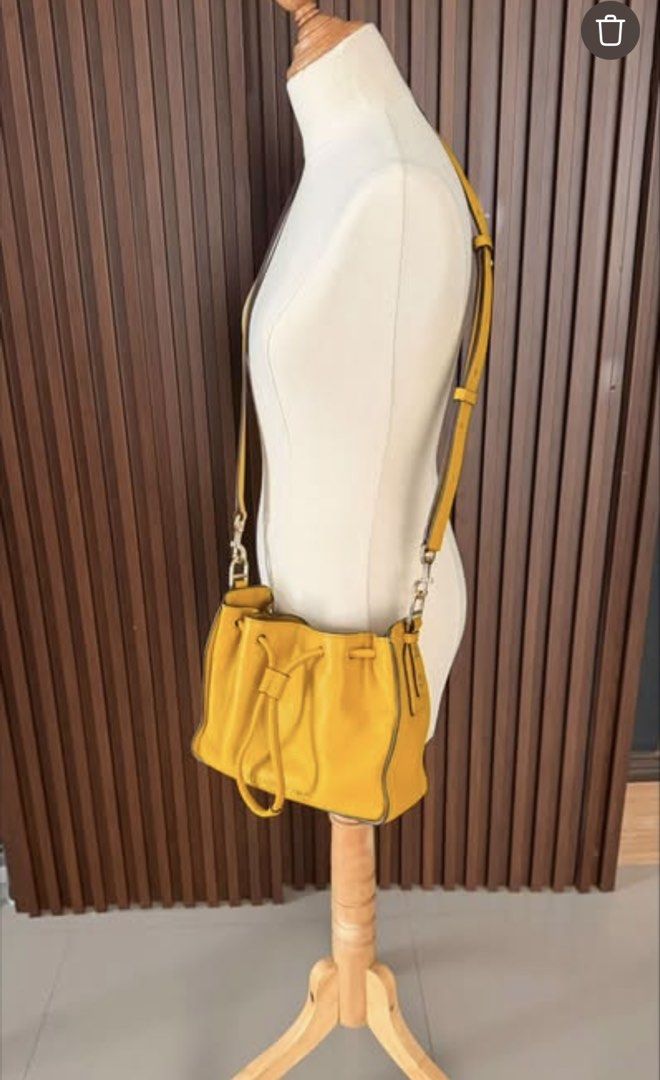 MARC JACOBS body bag (Category: Cross-body Bags) located in Mexico. Submitted by simang888 (Listing ID 1452669703, Image 3). Description: .