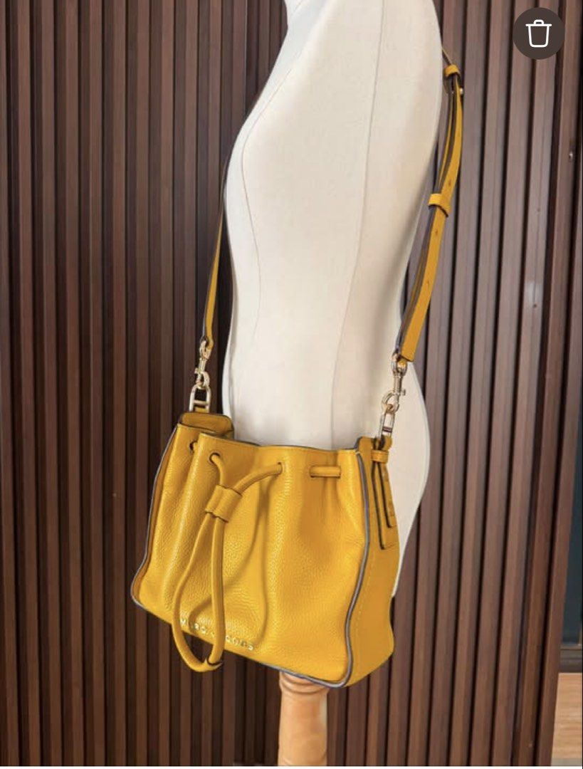 MARC JACOBS body bag (Category: Cross-body Bags) located in Mexico. Submitted by simang888 (Listing ID 1452669703, Image 1). Description: .