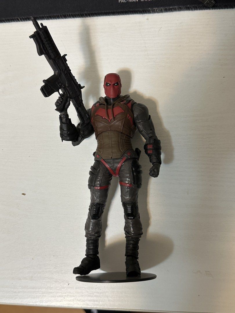 McFarlane DC Comics Red Hood Action Figure with Rifle （分類：手辦雕像）位於 Hong Kong。 由 bobbibrown123 提交（商品編號 1452655094，圖片 1）。簡介： Selling a DC Comics Red Hood action figure. It comes with a rifle accessory. The figure has a detailed costume design. Great for collectors. Stand included.。