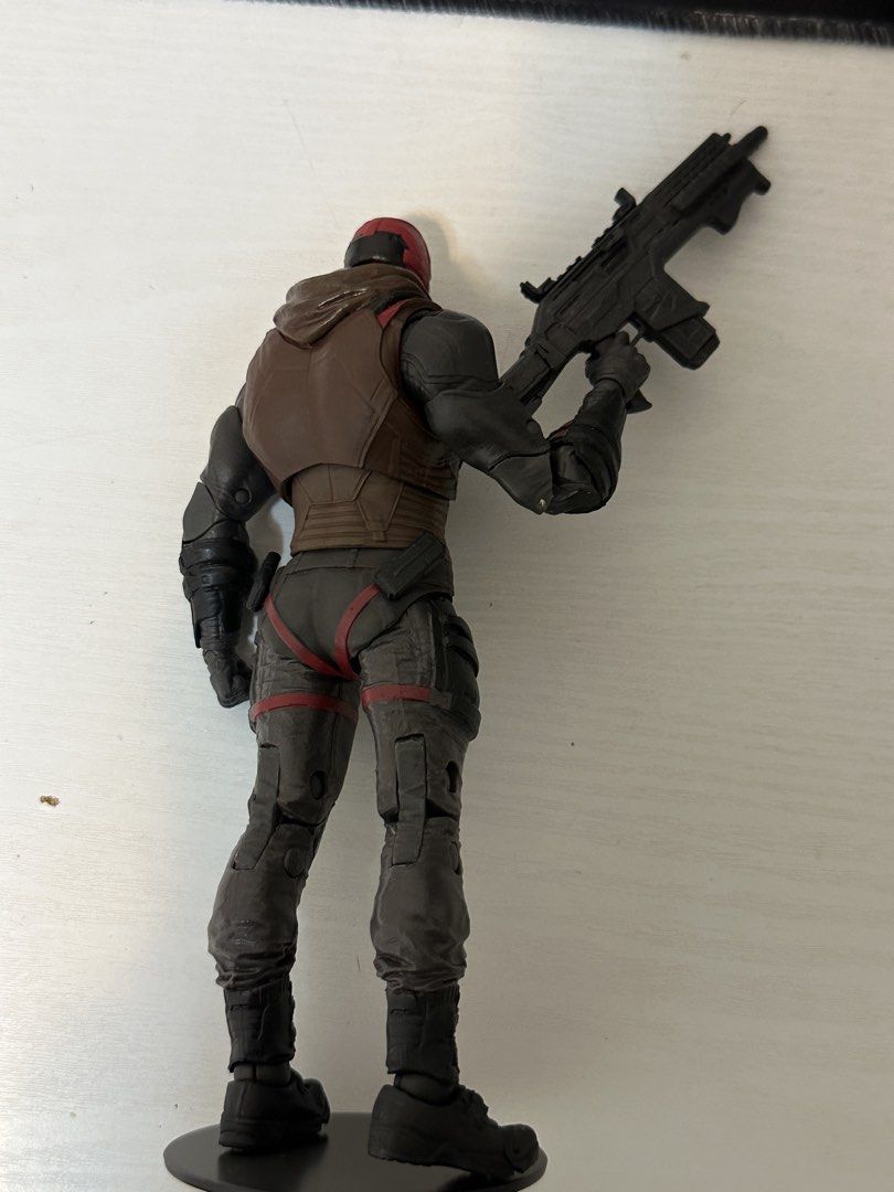 McFarlane DC Comics Red Hood Action Figure with Rifle （分類：手辦雕像）位於 Hong Kong。 由 bobbibrown123 提交（商品編號 1452655094，圖片 2）。簡介： Selling a DC Comics Red Hood action figure. It comes with a rifle accessory. The figure has a detailed costume design. Great for collectors. Stand included.。