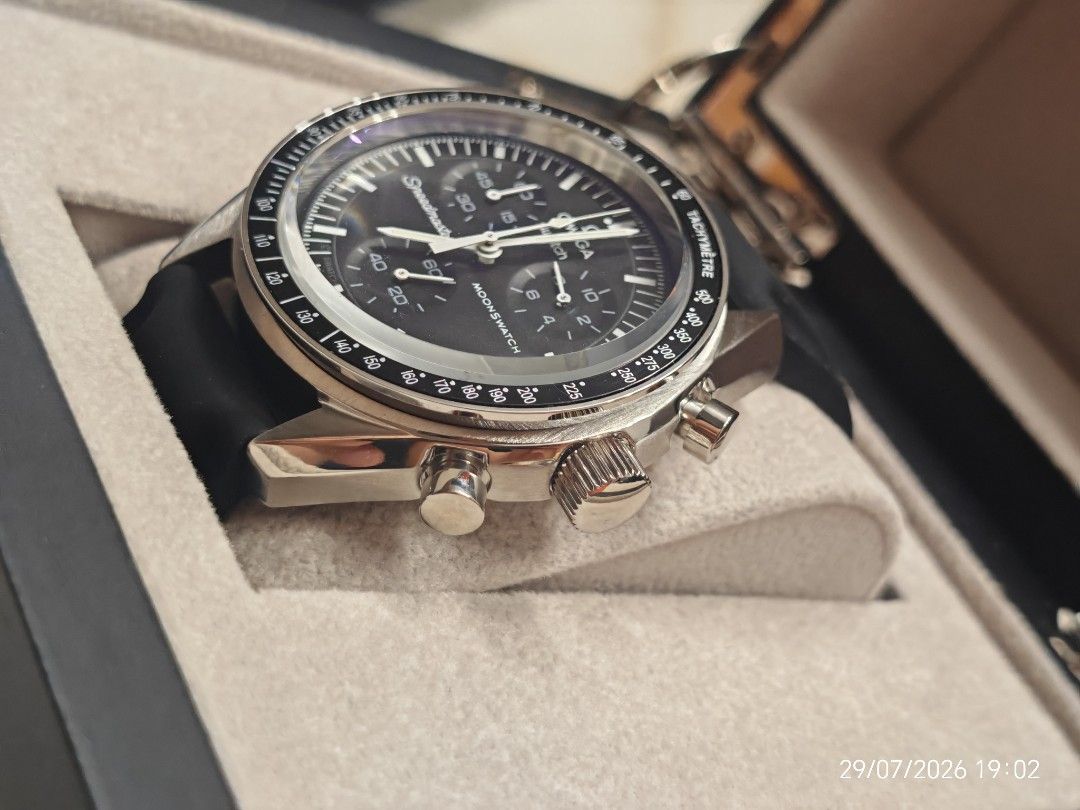 Moonswatch (Category: Men's Watches) located in Singapore. Submitted by watchmen_14131 (Listing ID 1452665402, Image 3). Description: - Custom MoonSwatch .Choose your Moonswatch .PE50 movement aftermarket - Features an aftermarket metal case Choose bezels colour - Custom strap Choose different type of strap - Please inquire for more information Wait time is about 2 week. unless is in stock - Pricing will depend on what you choose sliver case 320 