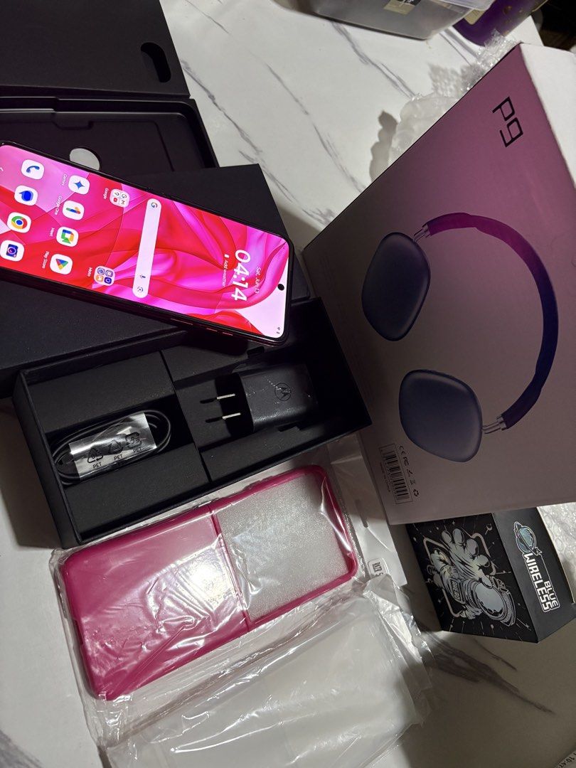 Moto Razr Ultra 50 (Category: Motorola) located in Quezon City. Submitted by shawi_08 (Listing ID 1452588081, Image 2). Description: Motorola Razr Ultra 50 Not Brandnew But Good as New 💯☺️✅ Available Colors For Motorola Razr Ultra 50 256gb ✅ • Midnight Blue ₱24,000 • Hot Pink ₱25,000 • Peach Fuzz ₱25,000 • Mint Green ₱25,000 FREEBIES: Mini Fan ✅ Mini Speaker ✅ PowerBank ✅ Headphone ✅ Case ✅ We Ship Nationwide 🌍 We Accept Credit Card/Qr Payments