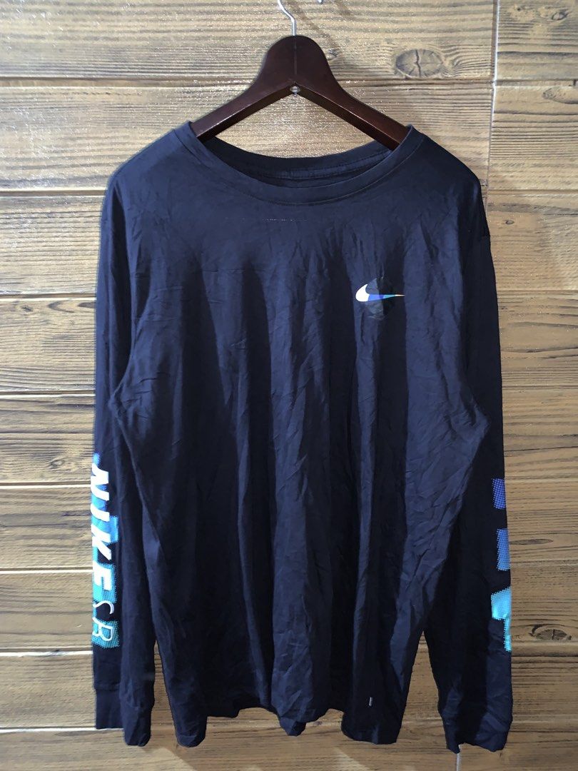 Nike SB longsleeves (Category: Coats, Jackets and Outerwear) located in Valenzuela. Submitted by Caloooy (Listing ID 1452661685, Image 1). Description: Nike SB long sleeve shirt in black. Features the Nike SB logo on the chest and the Nike SB text on the sleeves. The shirt is a size Large. Made in Egypt. For only 500+sf.
