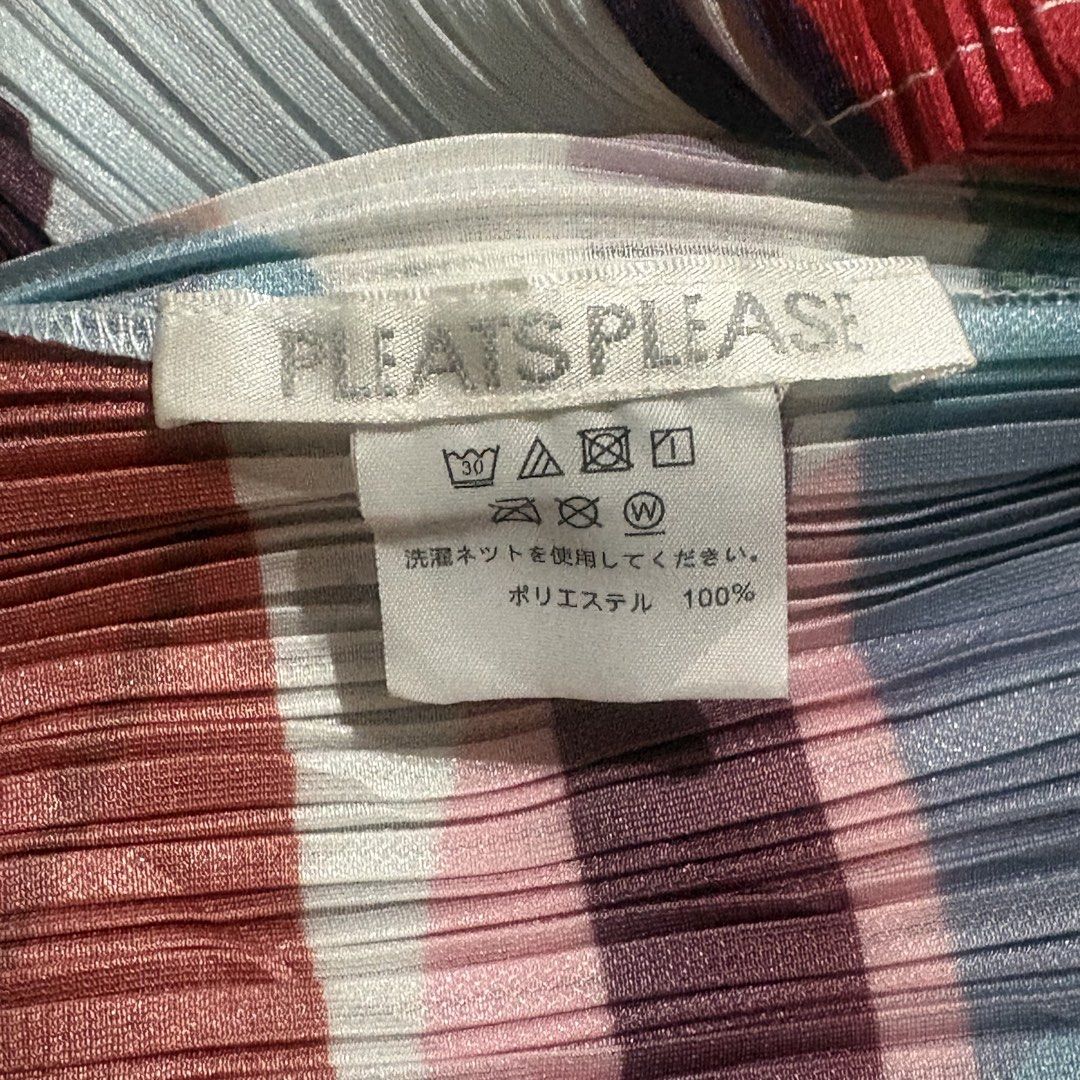 Pleats Please issey miyake blouse (Category: Blouses) located in Dinalupihan. Submitted by hell.thrift (Listing ID 1452656967, Image 3). Description: No issue As new Size:3 freesize.