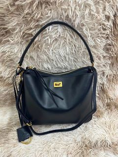 (Category: ) located in . Submitted by bagsandshoesmanymore (Listing ID 1452592761, Image 1). Description: .