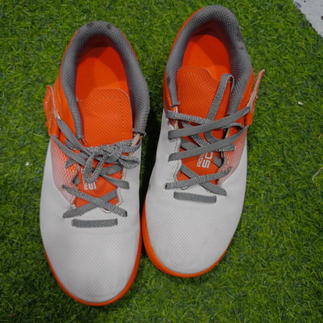 Preloved Decathlon Futsal size 22cm (Category: Babies & Kids Fashion) located in Antipolo. Submitted by ehk_onlineshop (Listing ID 1452577148, Image 3). Description: 👉Preloved futsal 👉NO major issue 👉sign of usage: garterize lace a bit loosened 👉size: US3.5, EUR35 22CM 👉 PM for more details.