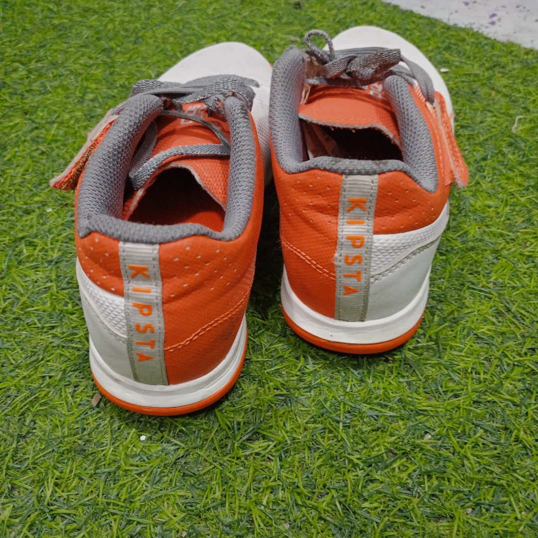 Preloved Decathlon Futsal size 22cm (Category: Babies & Kids Fashion) located in Antipolo. Submitted by ehk_onlineshop (Listing ID 1452577148, Image 2). Description: 👉Preloved futsal 👉NO major issue 👉sign of usage: garterize lace a bit loosened 👉size: US3.5, EUR35 22CM 👉 PM for more details.
