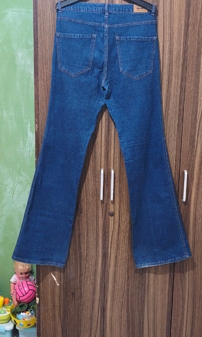 Pull & Bear Flared (Category: Jeans) located in San Carlos. Submitted by cdzjdr (Listing ID 1452607916, Image 2). Description: declutter w 30.2 sent via jnt add sf 75 for luzon, 85 outside luzon.