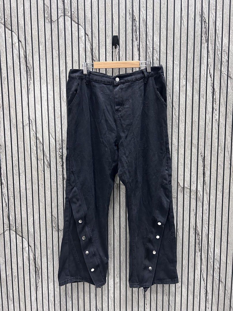 Random Jeans (Bolan Alt) (Category: Jeans) located in Malasiqui. Submitted by blckfourthrift (Listing ID 1452641371, Image 1). Description: Random Jeans (Bolan Alt) Waist: 31 Length: 38 Leg Opening: 9.5 Issue/s: Stains .