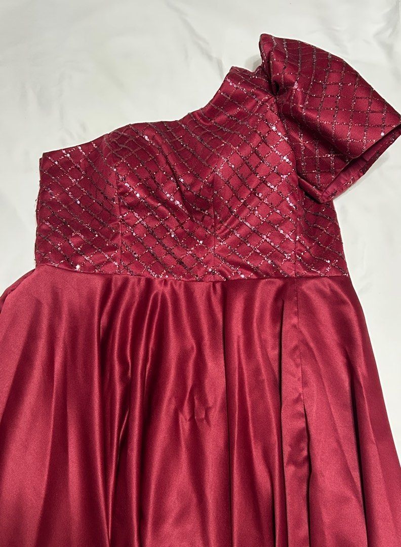Red Modern Filipiniana Gown (Category: Evening dresses & gowns) located in Manila. Submitted by vls10 (Listing ID 1452590108, Image 2). Description: - Only worn once for an event (3 hours to be exact) - Good as brand new - Adjustable! can fit S-L body frames (ties at the back) - Double-lined - Good quality fabric Selling for PHP 2550 only! :) 📍: Quezon City (near city hall) 💵: Gcash/ BPI Bank Transfer 📦: J&T or SDD via Grab express.
