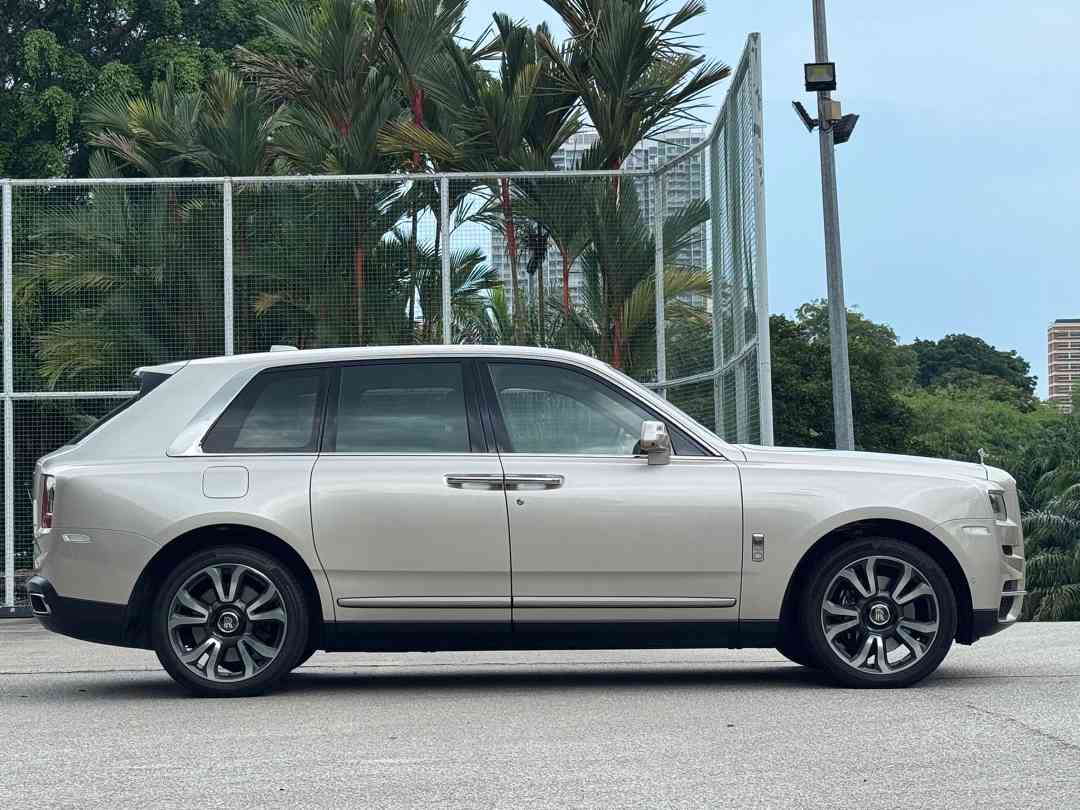 Rolls-Royce Cullinan 6.75 V12 (A) (Category: Used Cars) located in Singapore. Submitted by signaturemotors (Listing ID 1452532528, Image 3). Description: Showroom: 237 ALEXANDRA ROAD 237 Alexandra Road #02-04 Singapore 159929 Full Agent Maintained! Low Usage! Beautiful Color Combination Rolls-Royce Cullinan In Town! Immaculate Condition Unit With Genuine Low Mileage, Superbly Well Maintained, The Most Iconic And Exclusive SUV In The World! High-T