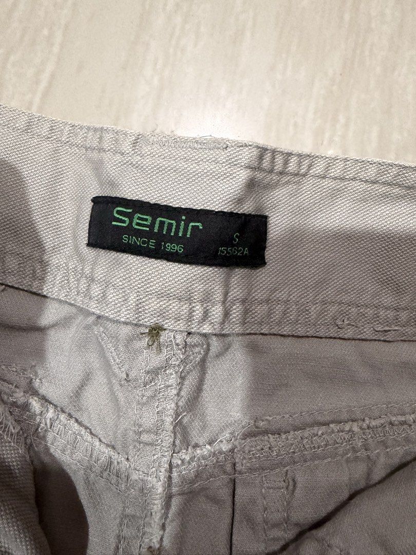 Semir Beige Pleated Mini Skirt Size S (Category: Skirts) located in Malabon City. Submitted by pbjsandowichi (Listing ID 1452692712, Image 3). Description: Size: 26 Length: 13.5 issue: has some stains as seen in photos Mod: JnT or Lalamove Mop: Maribank, Gcash, Gotyme - Cute beige mini skirt from Semir - Size S - Features a pleated hem - Front and back pockets - Front zipper closure.
