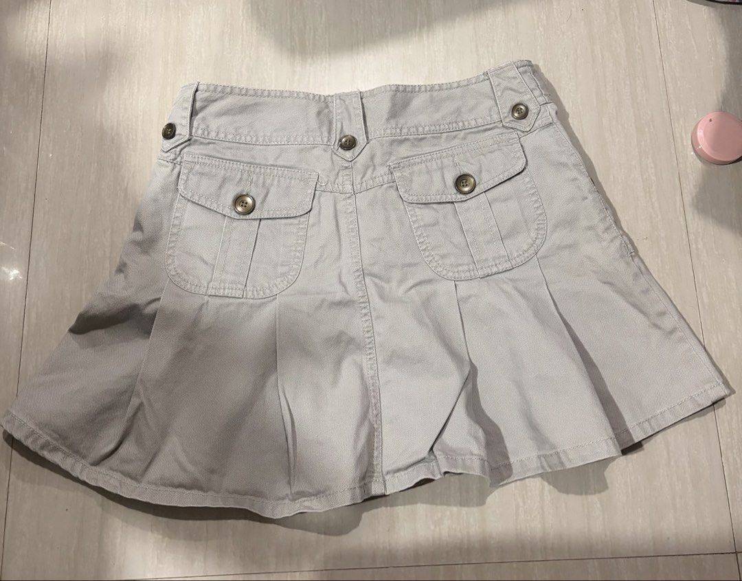 Semir Beige Pleated Mini Skirt Size S (Category: Skirts) located in Malabon City. Submitted by pbjsandowichi (Listing ID 1452692712, Image 2). Description: Size: 26 Length: 13.5 issue: has some stains as seen in photos Mod: JnT or Lalamove Mop: Maribank, Gcash, Gotyme - Cute beige mini skirt from Semir - Size S - Features a pleated hem - Front and back pockets - Front zipper closure.