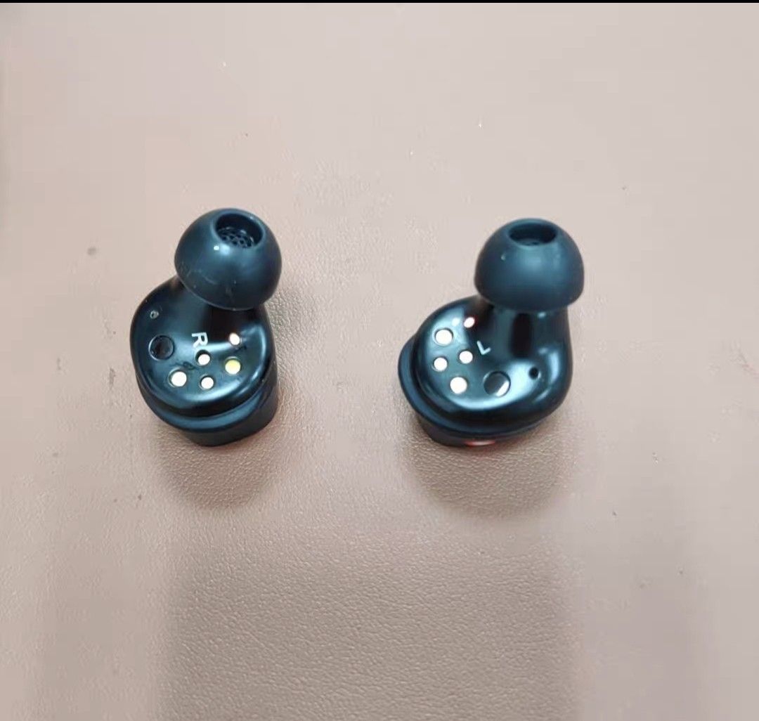 Senheiser Momemntum tws 3 original (Category: Earphones) located in Quezon City. Submitted by viflor (Listing ID 1452521777, Image 3). Description: Pre order only! For sure buyer 7 days eta Dp required. Atleast 500 pesos to secure your order Note: Original item Qc .
