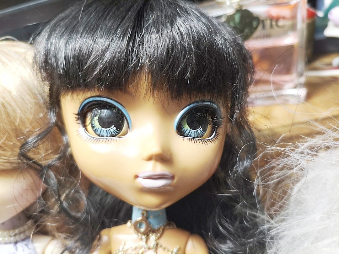 Set Pullip and Dal doll (Category: Figurines & Statues) located in Pasig City. Submitted by ilovebarbie87 (Listing ID 1452603422, Image 2). Description: may discoloration sa face yung nasa left please check photos for details si Dal madumi sole ng shoes.