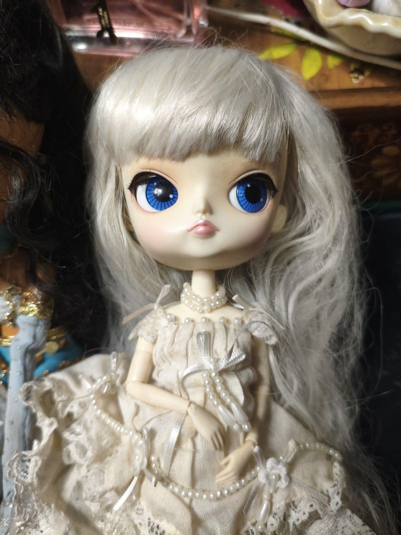 Set Pullip and Dal doll (Category: Figurines & Statues) located in Pasig City. Submitted by ilovebarbie87 (Listing ID 1452603422, Image 3). Description: may discoloration sa face yung nasa left please check photos for details si Dal madumi sole ng shoes.