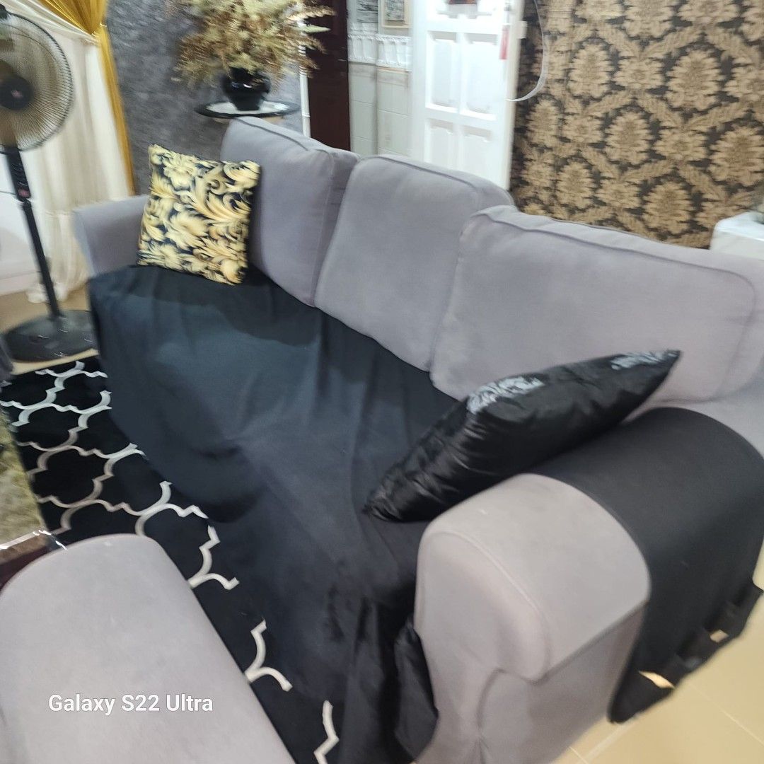 Sofa (Category: Sofas) located in Singapore. Submitted by 96sweetsurprises (Listing ID 1452511345, Image 3). Description: pls arrange own delivery.