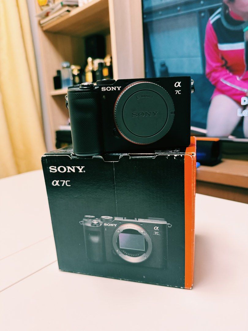 Sony A7C （分類：相機）位於 Hong Kong。 由 nishchint_ 提交（商品編號 1452687005，圖片 1）。簡介： • Sony a7c 淨機身 – 2024年買 • 齊盒齊單，原廠叉機＋頸帶齊全 • 快門只係 39,000 次，好新淨 • 環球旅行用，操作完全正常 • 升級 a7V 所以放售 • ❌ 不包記憶卡及鏡頭 • 馬鞍山站交收 • 有意PM傾價 ⭐️ • Sony a7c body only – bought 2024 • Full box + receipt + original charger & strap • Shutter count: 39,000 only (super low) • Traveled worldwide, flawless condition • Upgraded to a7V, letting go • ❌ No SD card, no lens • Trade at Ma On Shan MTR • PM for 