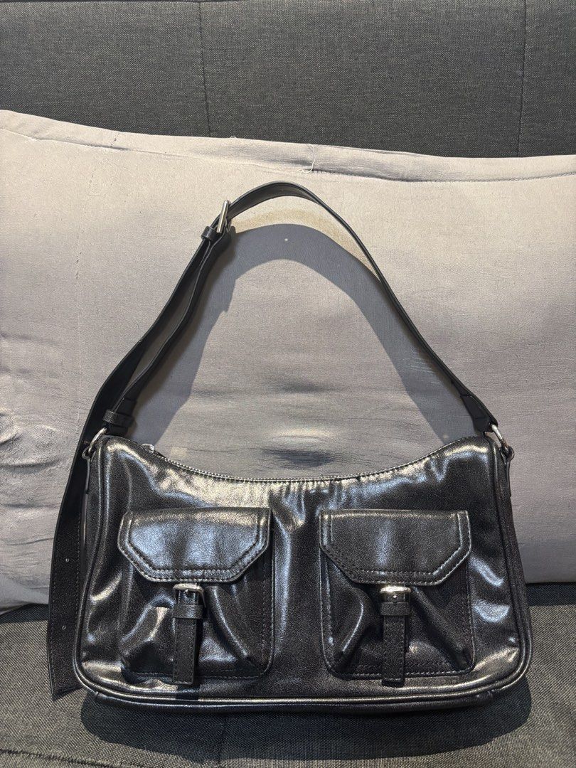 Stand Oil Joey Bag Mini Bag (Category: Shoulder Bags) located in Quezon City. Submitted by castrob21 (Listing ID 1452625303, Image 1). Description: Guaranteed original Adjustable single strap design: 2-way style (Short Shoulder Bag or Crossbody) No issues SRP Php 10,900.