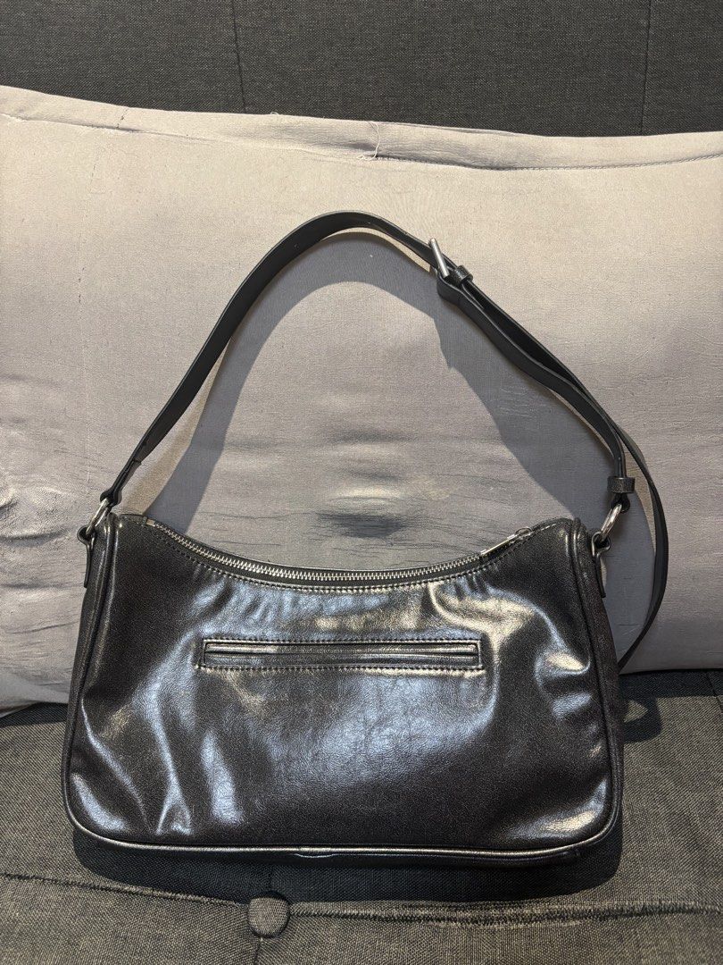Stand Oil Joey Bag Mini Bag (Category: Shoulder Bags) located in Quezon City. Submitted by castrob21 (Listing ID 1452625303, Image 3). Description: Guaranteed original Adjustable single strap design: 2-way style (Short Shoulder Bag or Crossbody) No issues SRP Php 10,900.