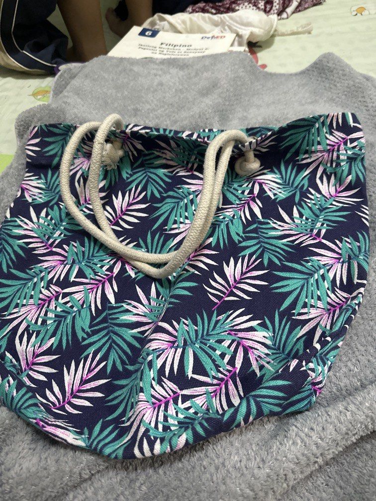 Summer bag (Category: Beach Bags) located in Manila. Submitted by mooonlight01 (Listing ID 1452590040, Image 1). Description: With zipper.
